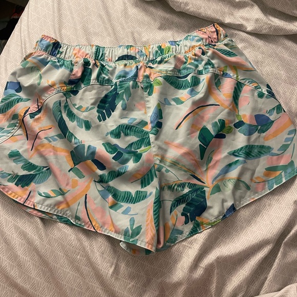 Women's Printed Athletic Shorts - Picture 3 of 5